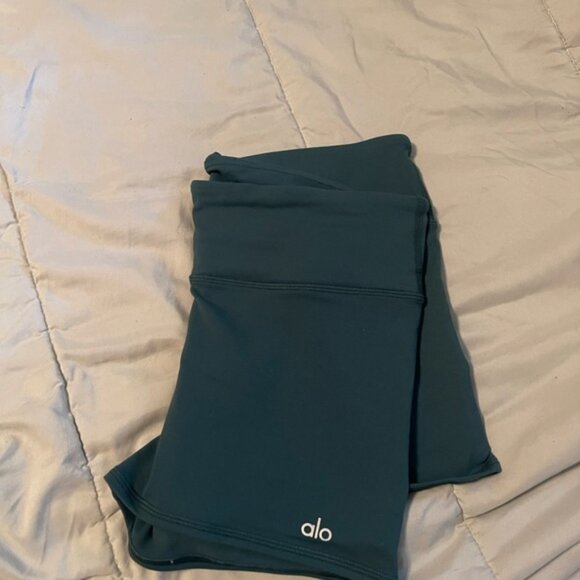 Like new Alo yoga bare it airbrush short - Picture 4 of 4